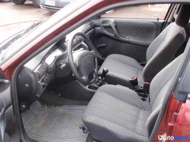 Punainen Opel Astra 1996, ohjaamo, kuva 5