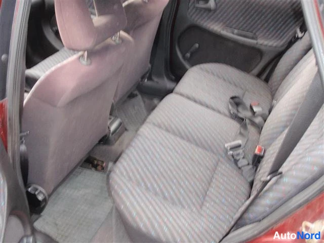 Punainen Opel Astra 1996, takaistuimet, kuva 6