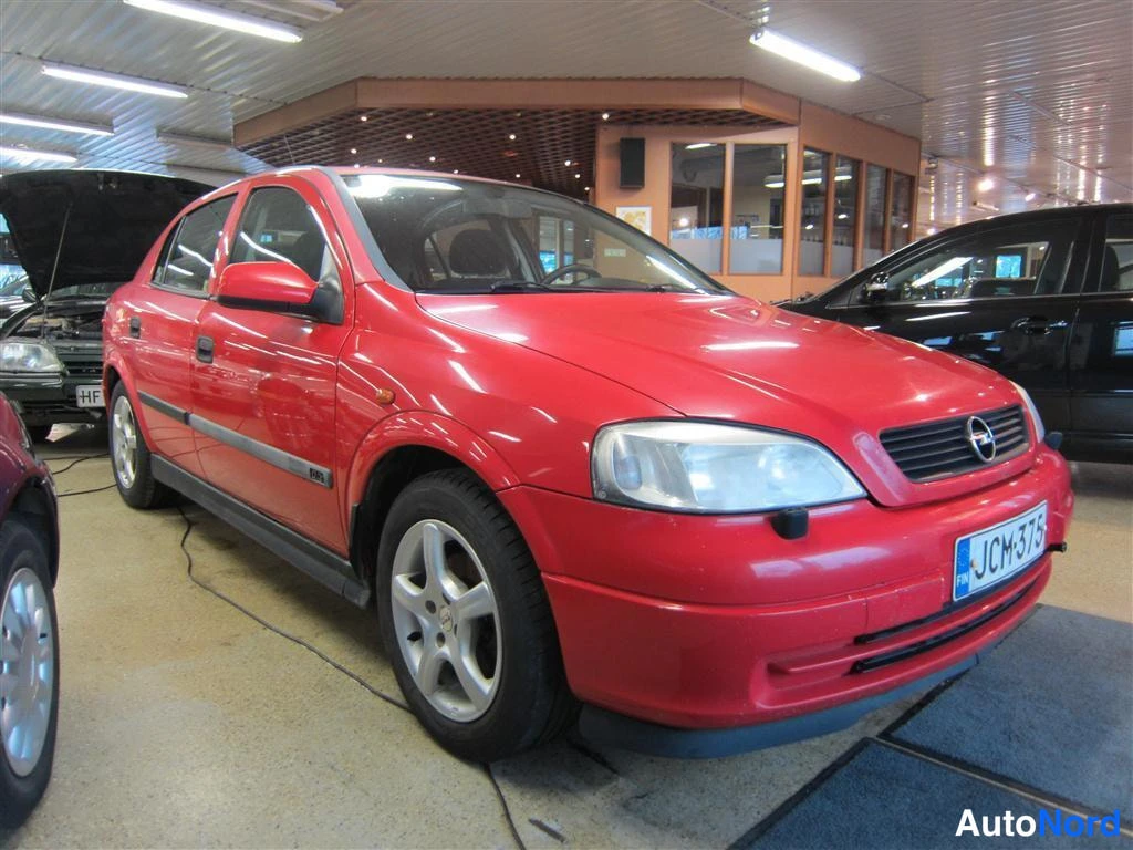 Punainen Opel Astra 1998, etuviisto, keula oikealle, kuva 2