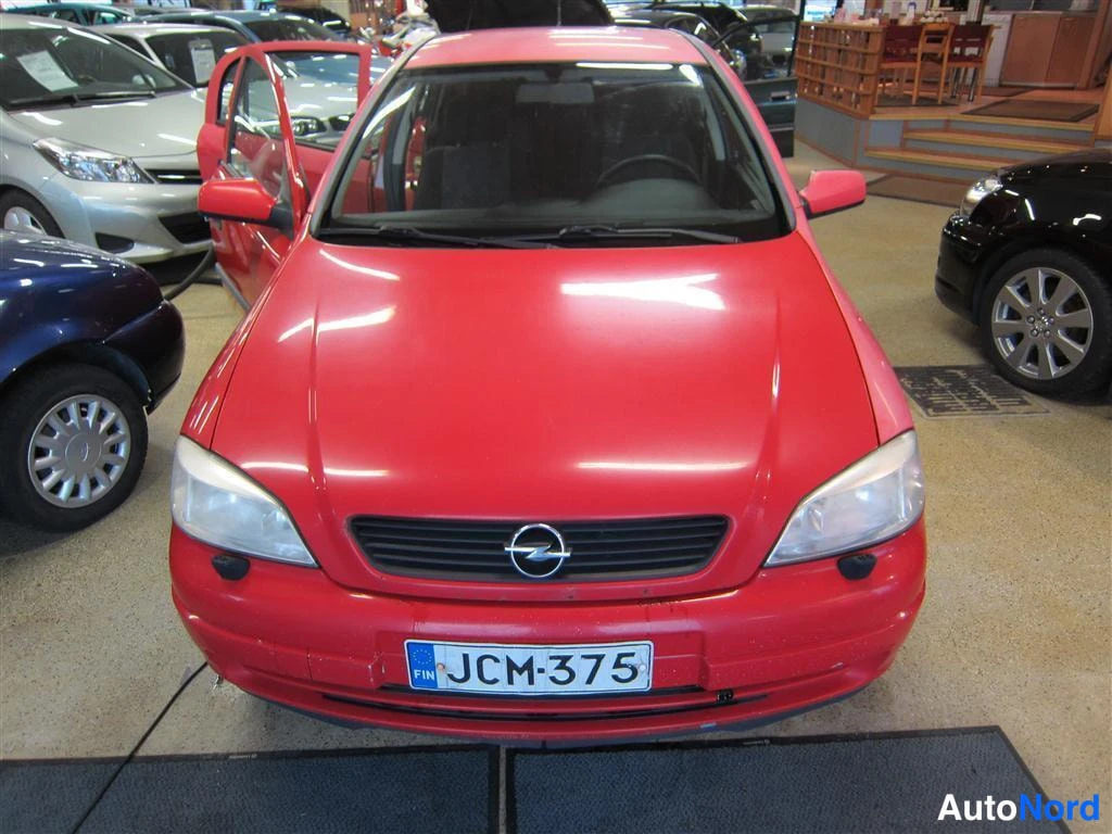 Punainen Opel Astra 1998, edestä, kuva 3