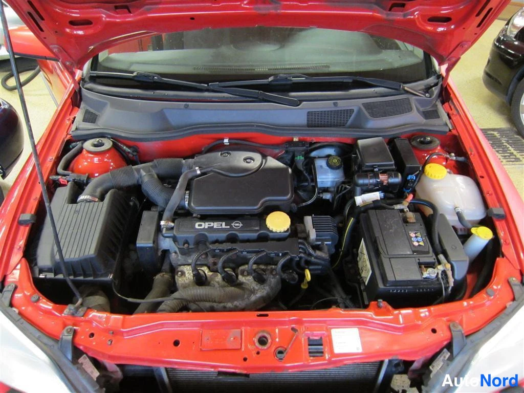 Punainen Opel Astra 1998, moottoritila, kuva 11
