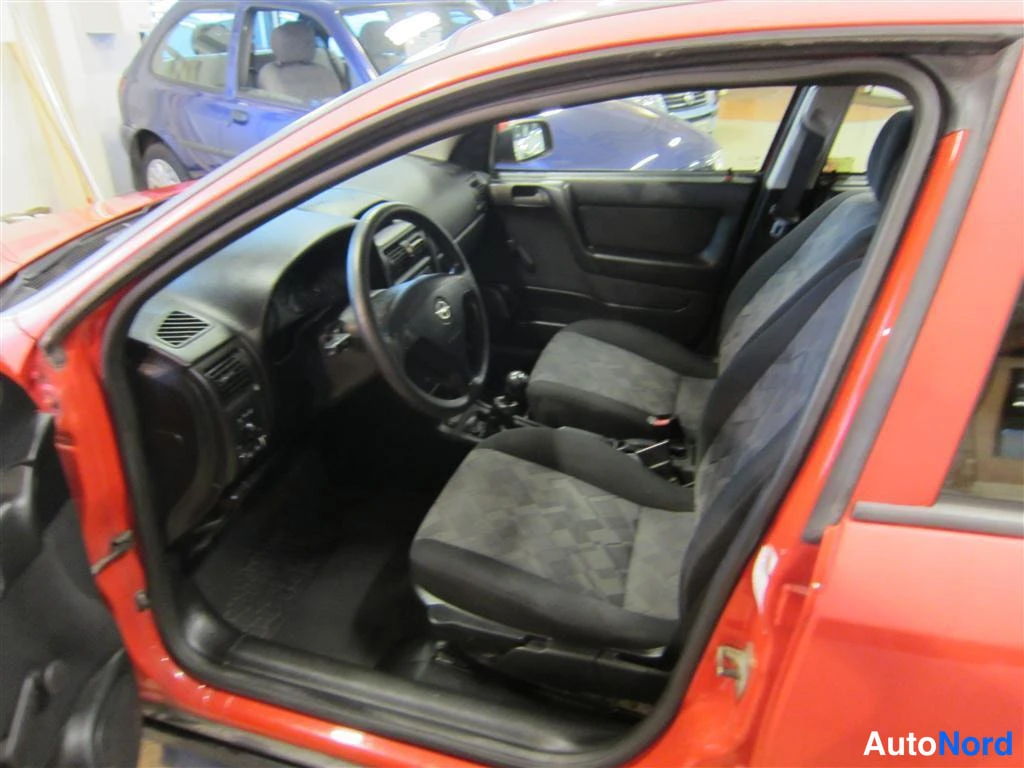Punainen Opel Astra 1998, ohjaamo, kuva 7