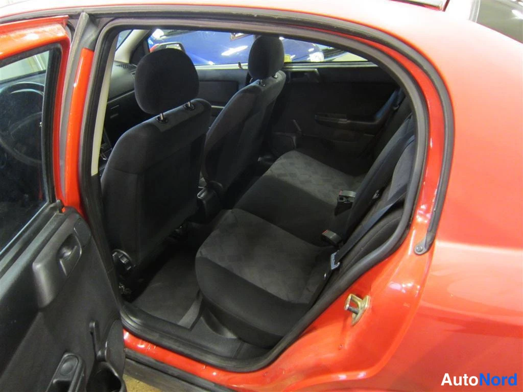 Punainen Opel Astra 1998, takaistuimet, kuva 9