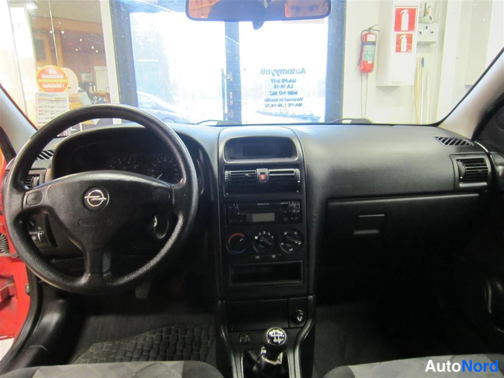 Punainen Opel Astra 1998, ohjaamo, kuva 8
