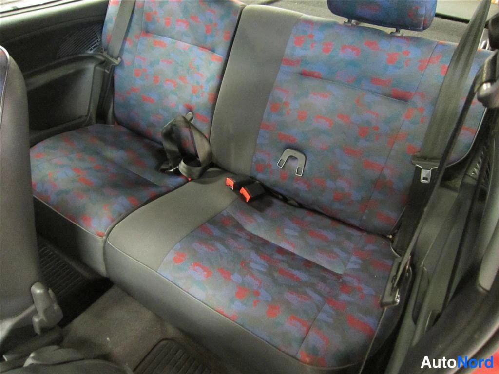 Punainen Citroen Saxo 1997, takaistuimet, kuva 8