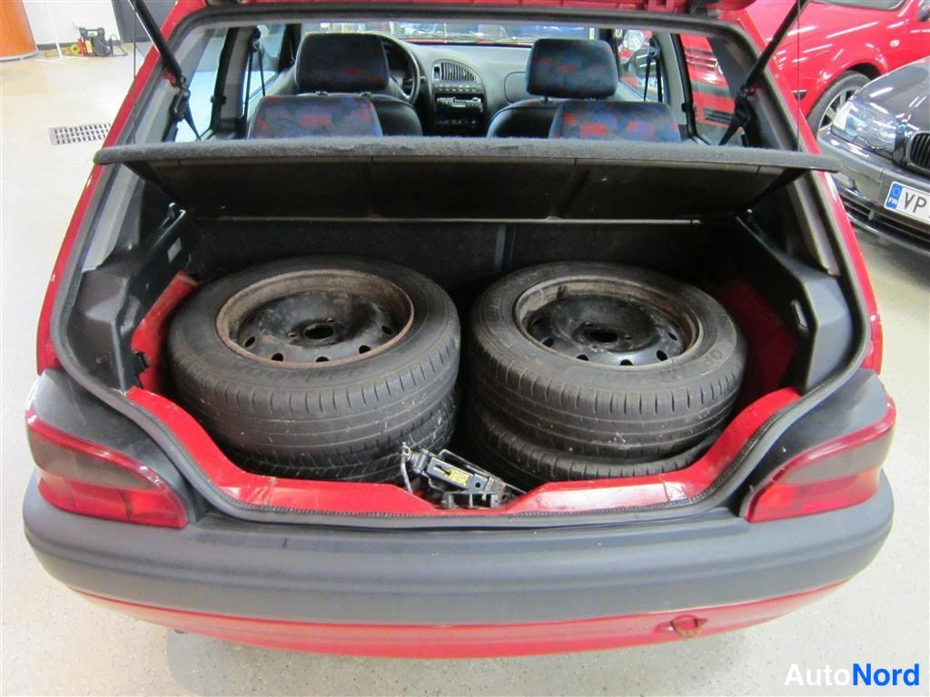 Punainen Citroen Saxo 1997, tavaratila, kuva 9