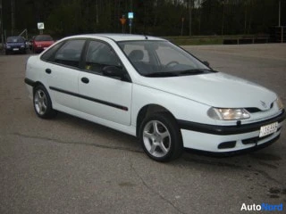 Valkoinen Renault Laguna 1996, etuviisto, keula oikealle, kuva 2