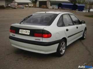 Valkoinen Renault Laguna 1996, takaa, kuva 4