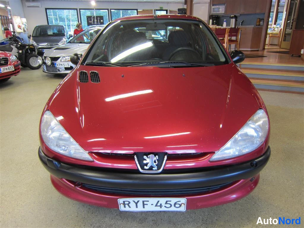 Punainen Peugeot 206 2000, edestä, kuva 2