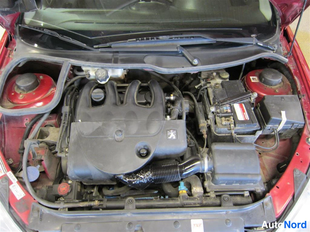 Punainen Peugeot 206 2000, moottoritila, kuva 12