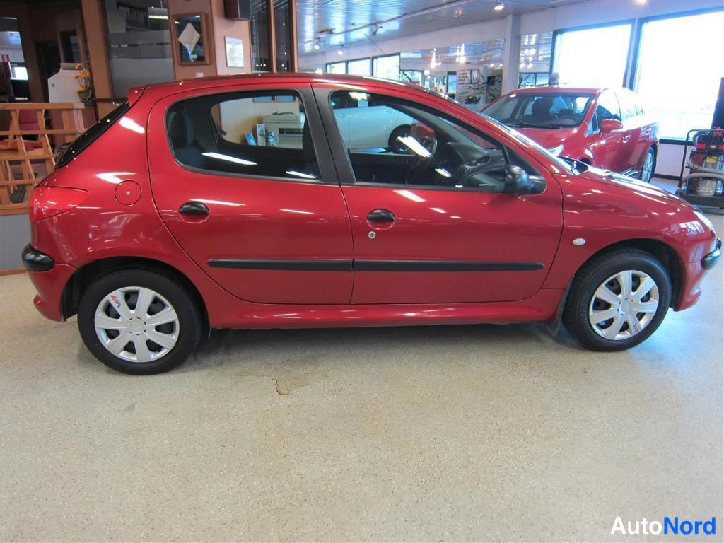 Punainen Peugeot 206 2000, sivulta, kuva 4