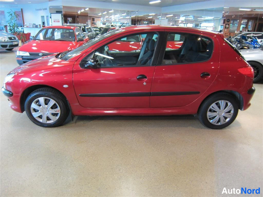 Punainen Peugeot 206 2000, sivulta, kuva 3