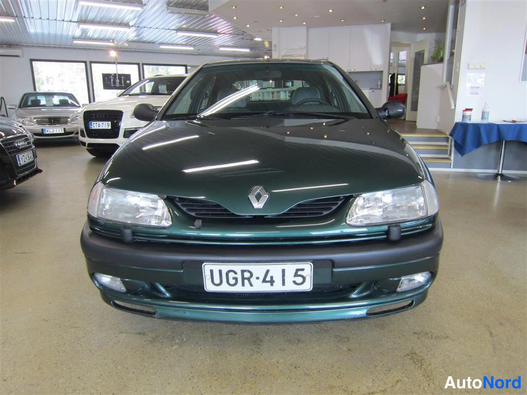 Vihreä Renault Laguna 1996, edestä, kuva 2