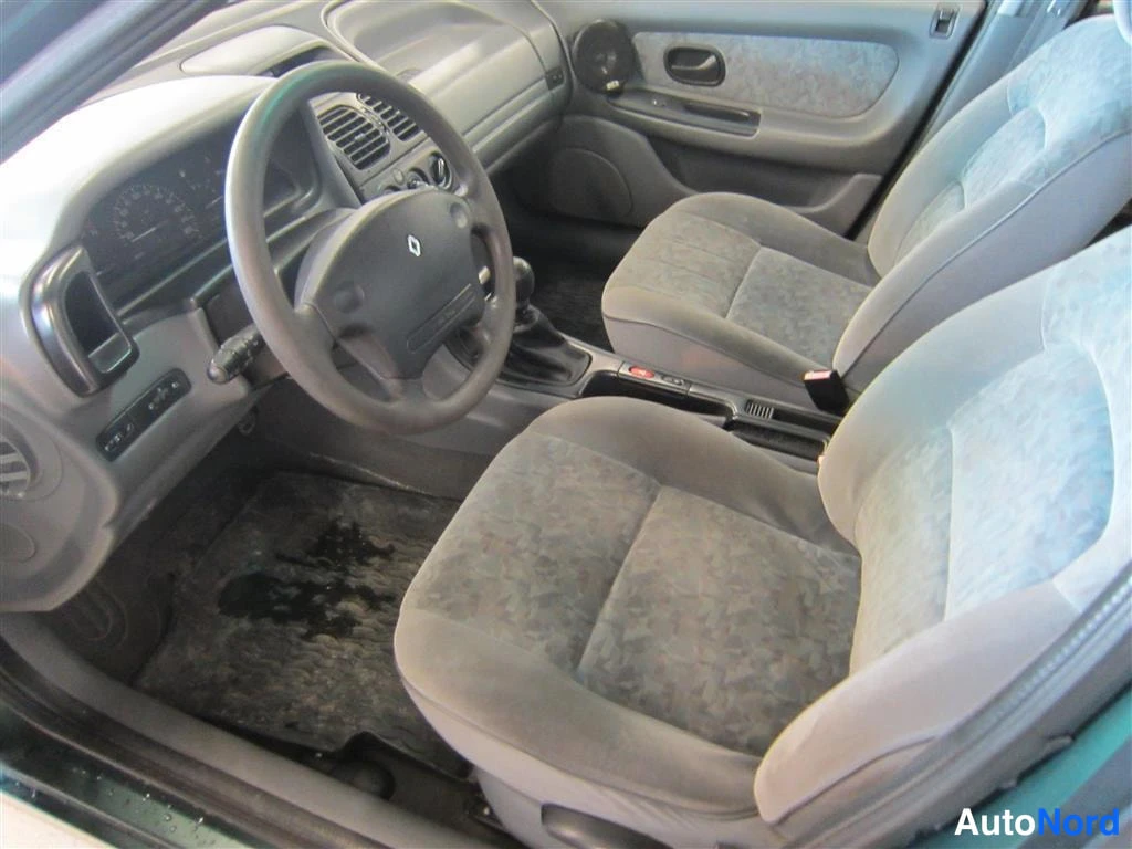 Vihreä Renault Laguna 1996, ohjaamo, kuva 7