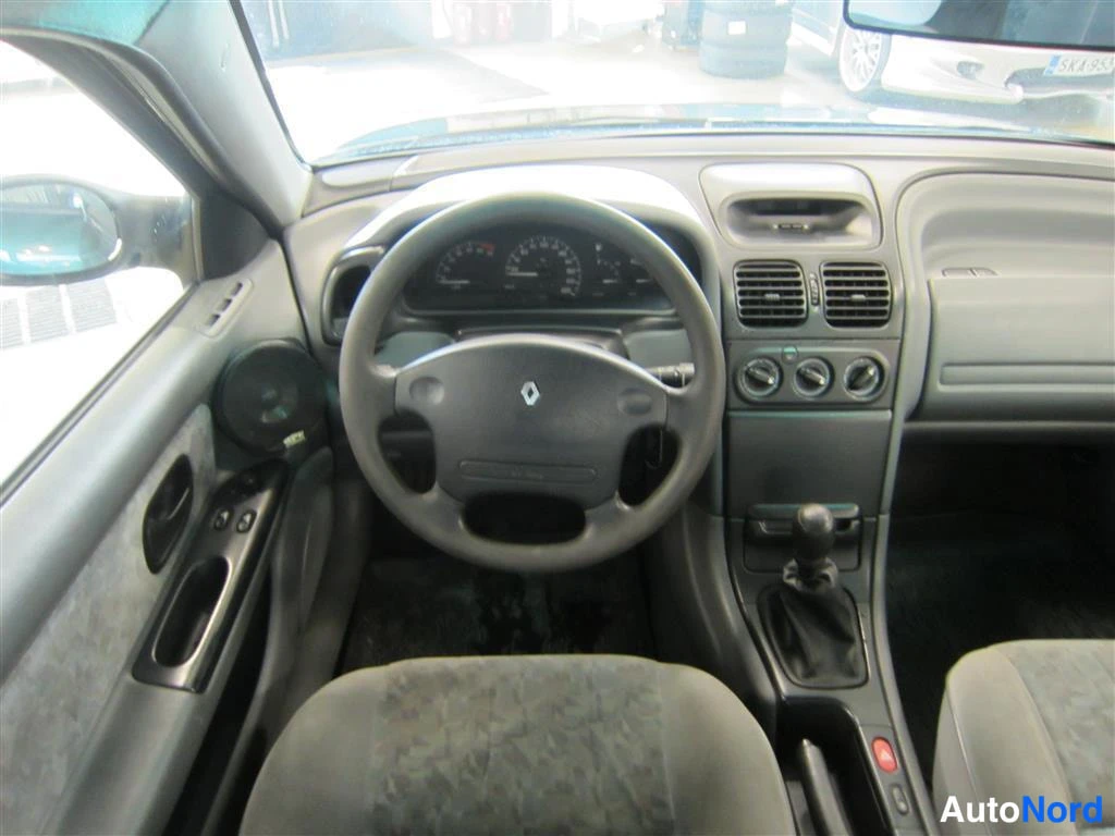 Vihreä Renault Laguna 1996, ohjaamo, kuva 8