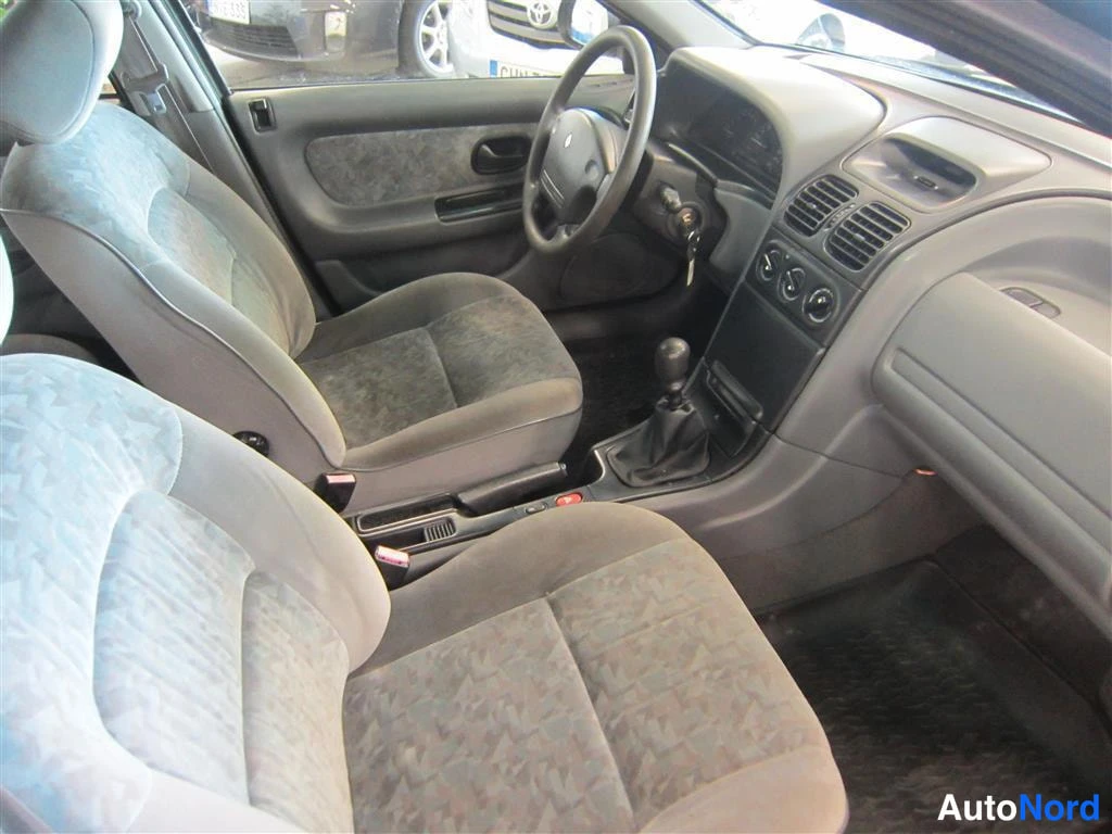 Vihreä Renault Laguna 1996, etuistuimet, kuva 9