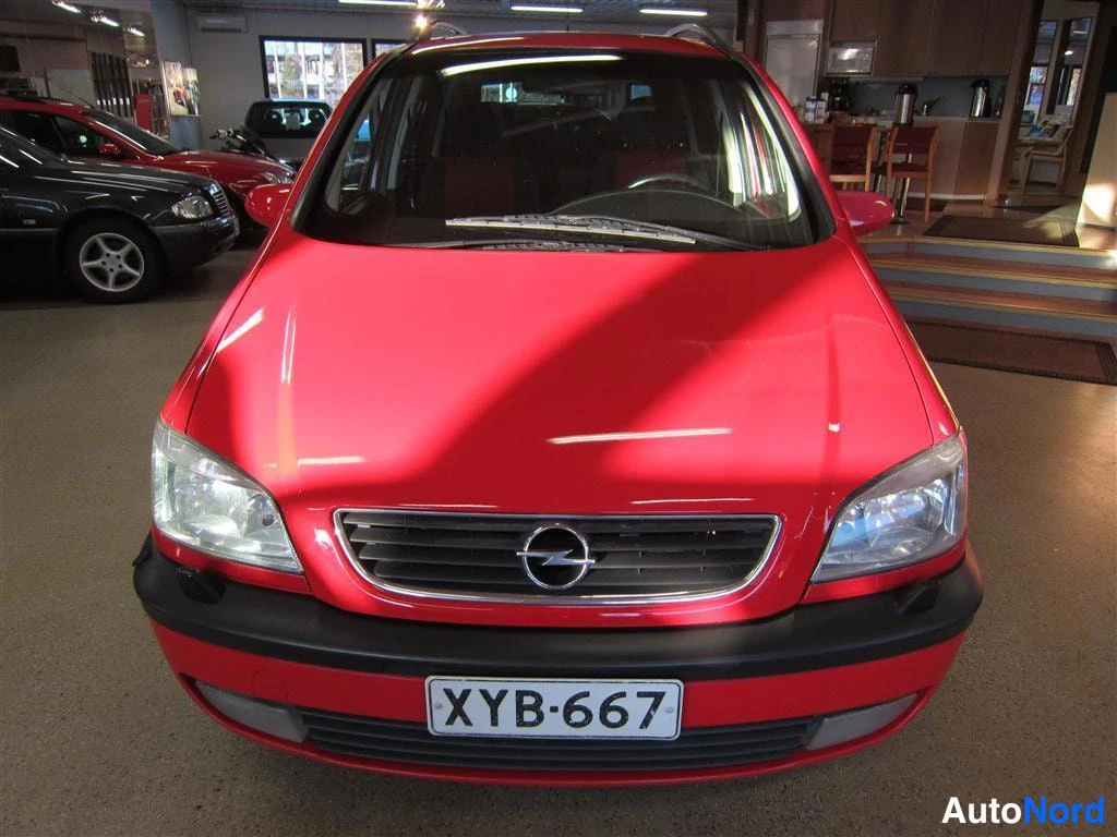 Punainen Opel Zafira 2000, edestä, kuva 3