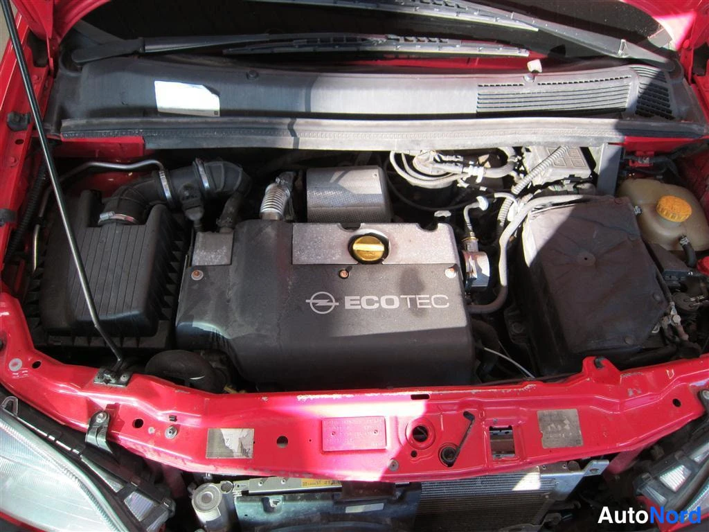 Punainen Opel Zafira 2000, moottoritila, kuva 11