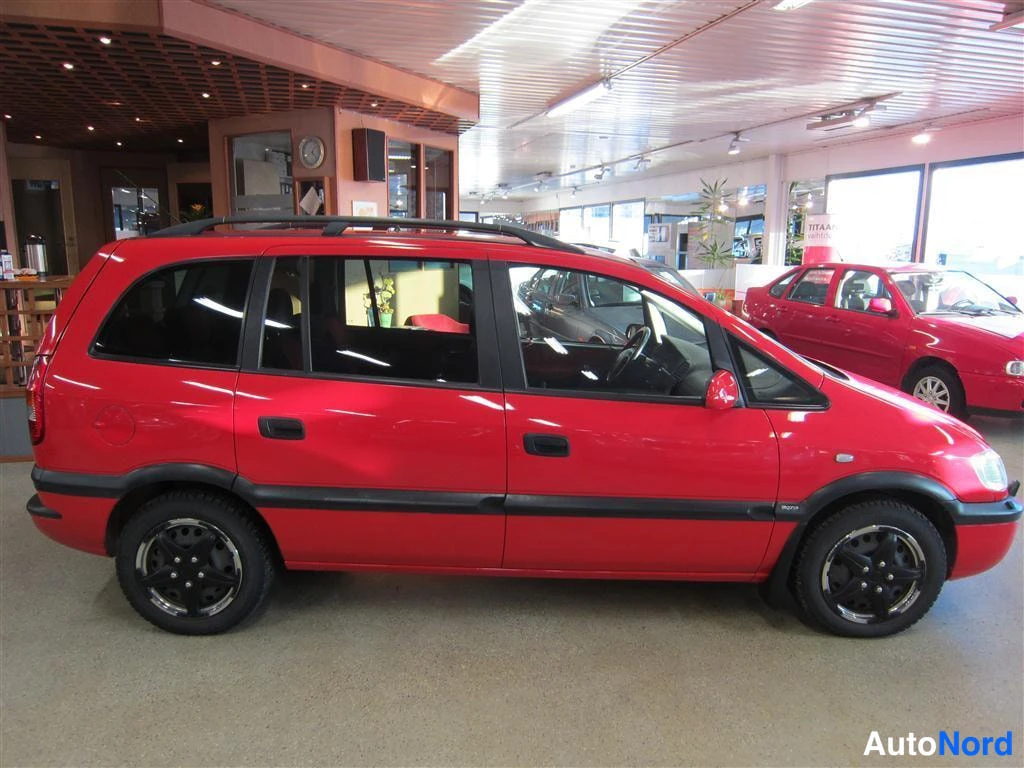 Punainen Opel Zafira 2000, etuviisto, keula oikealle, kuva 2