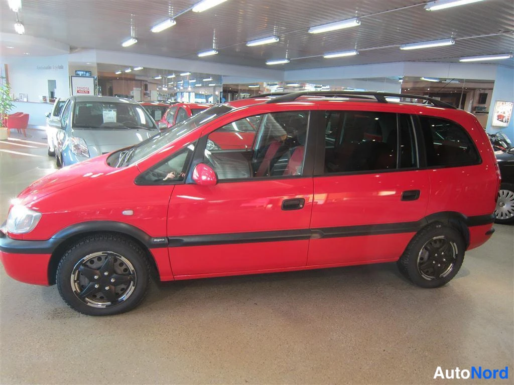 Punainen Opel Zafira 2000, sivulta, kuva 4