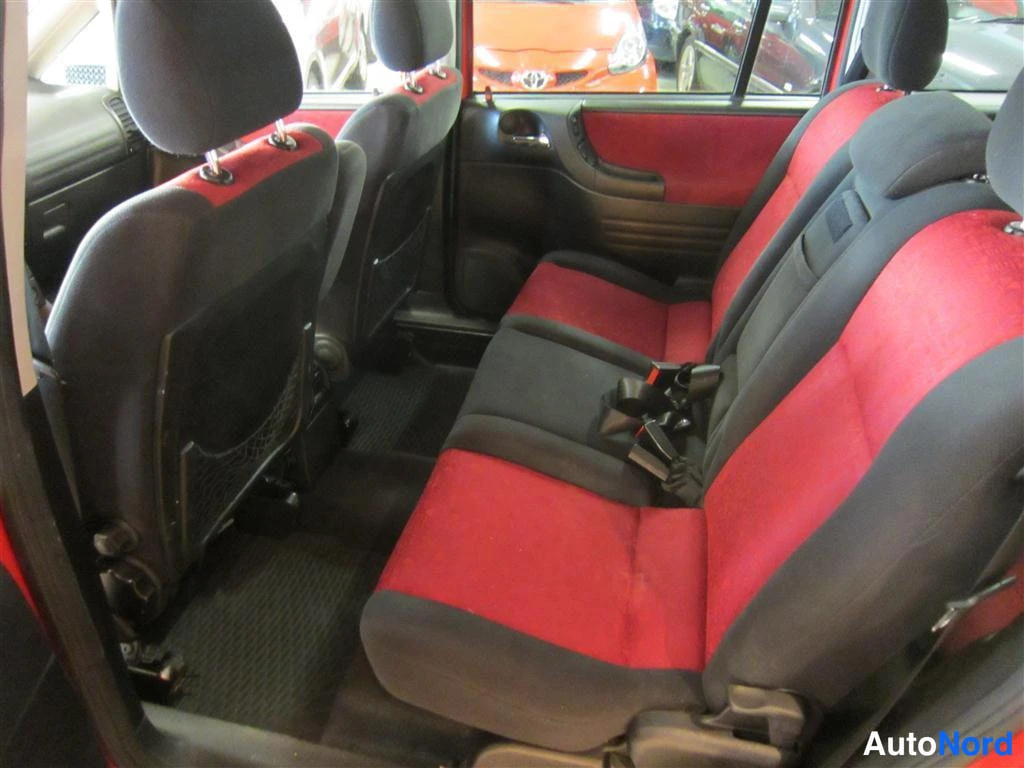 Punainen Opel Zafira 2000, takaistuimet, kuva 8