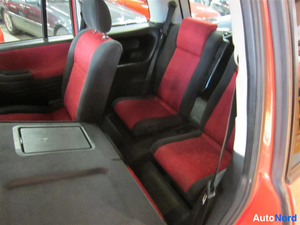 Punainen Opel Zafira 2000, takaistuimet, kuva 9