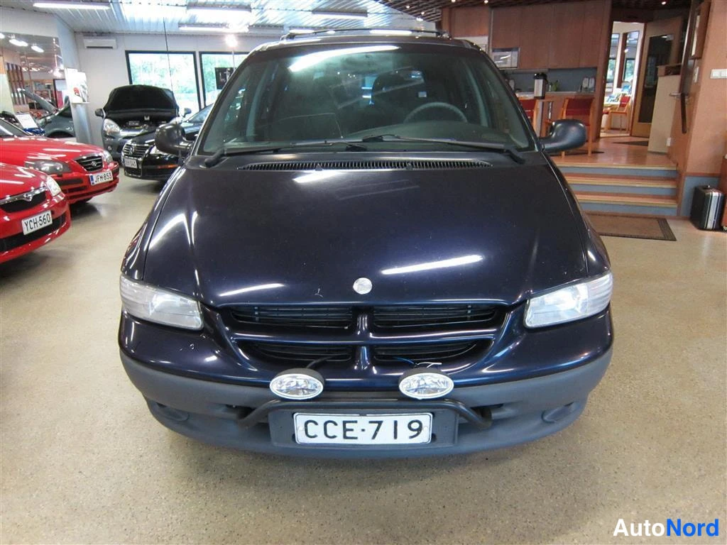 Sininen Chrysler Voyager 1997, edestä, kuva 2
