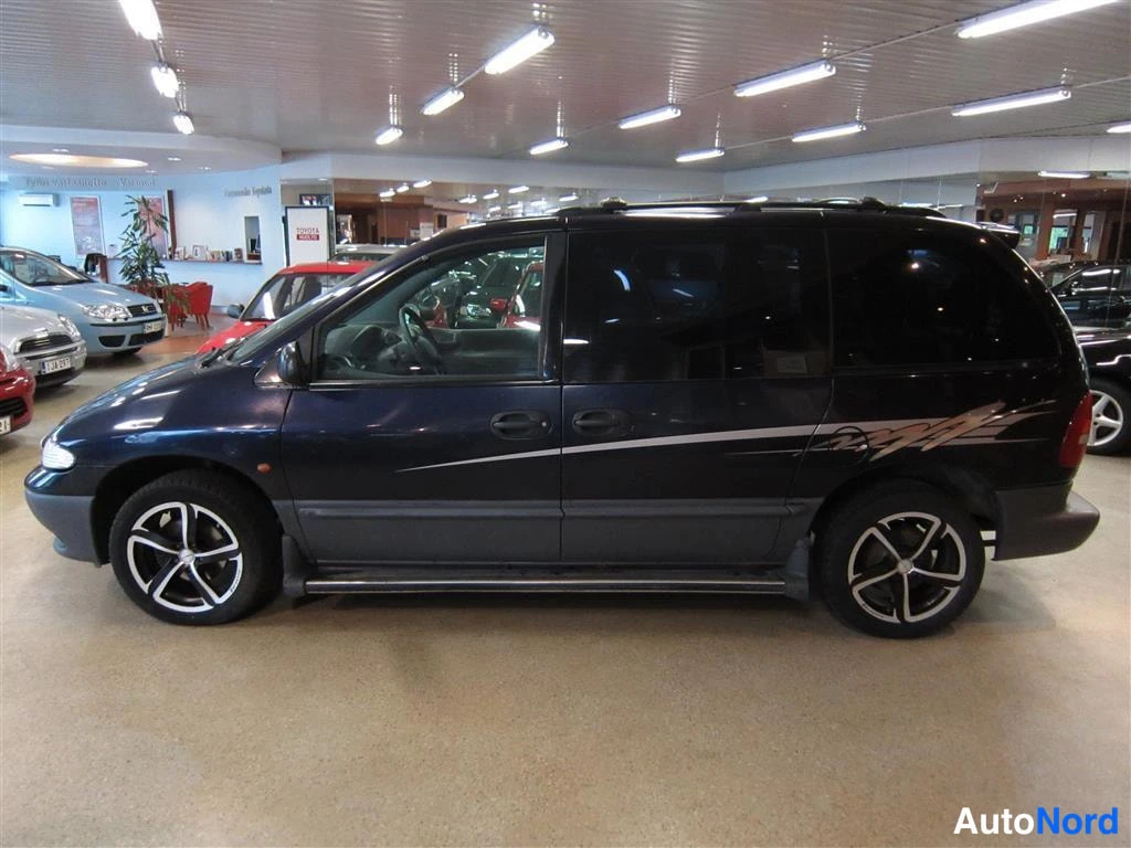 Sininen Chrysler Voyager 1997, sivulta, kuva 3