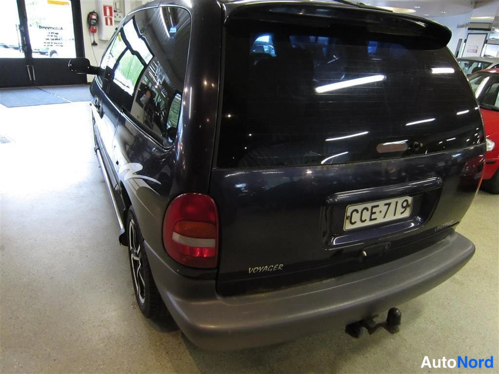 Sininen Chrysler Voyager 1997, takaviisto, kuva 5