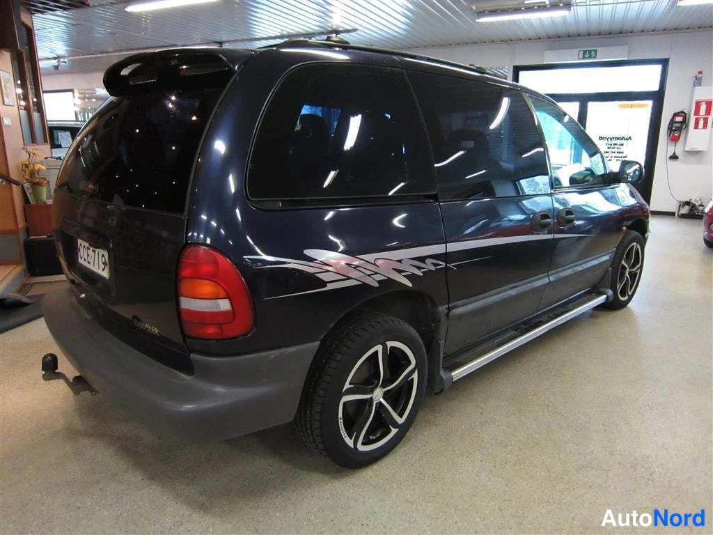 Sininen Chrysler Voyager 1997, takaviisto, kuva 6