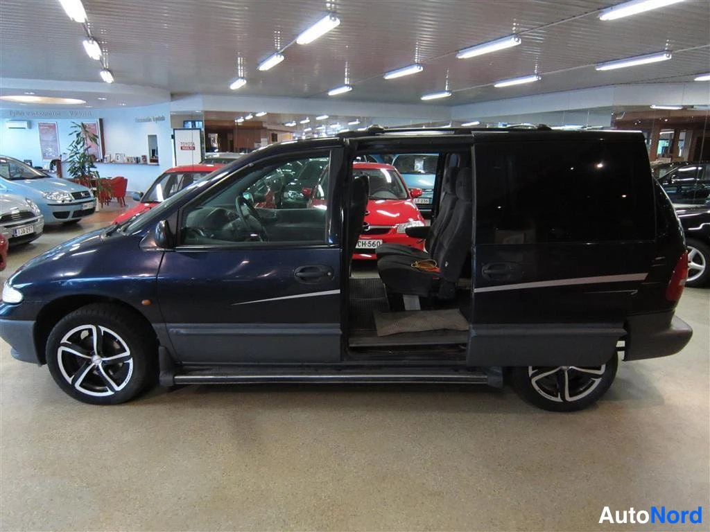 Sininen Chrysler Voyager 1997, sivulta, kuva 4