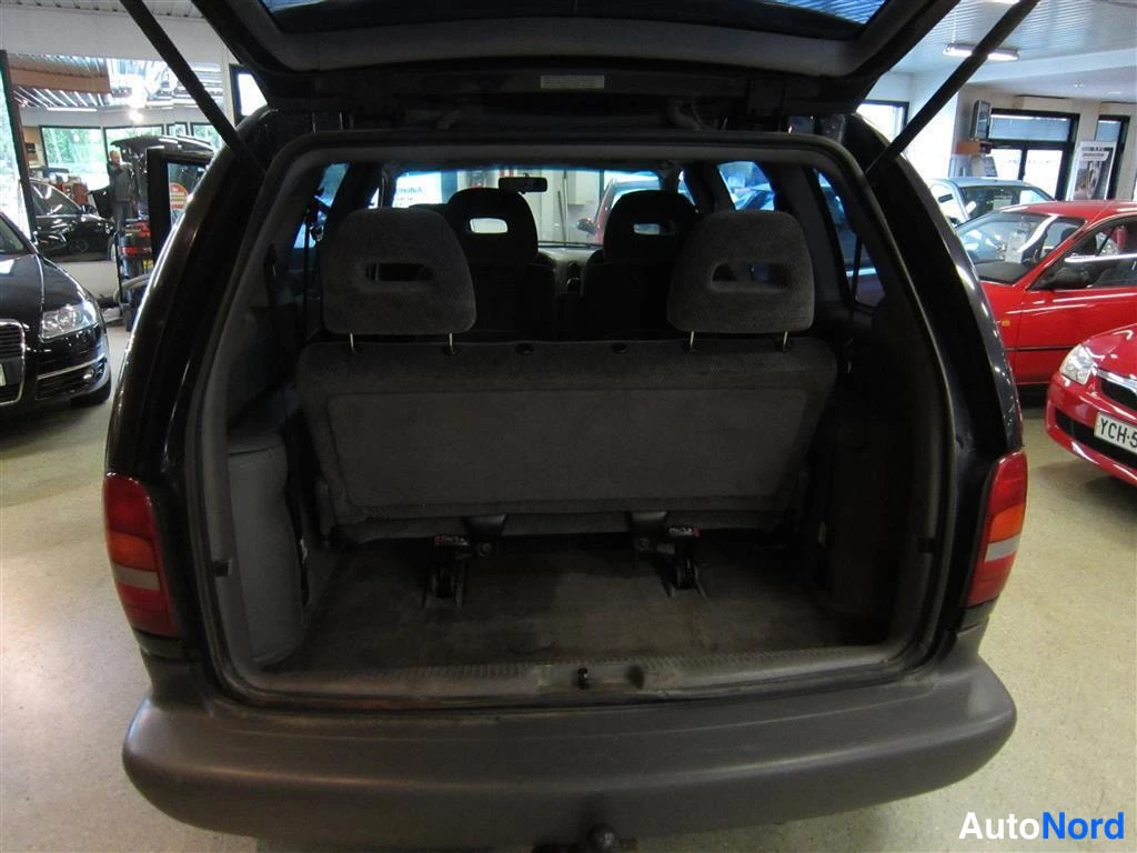 Sininen Chrysler Voyager 1997, tavaratila, kuva 10