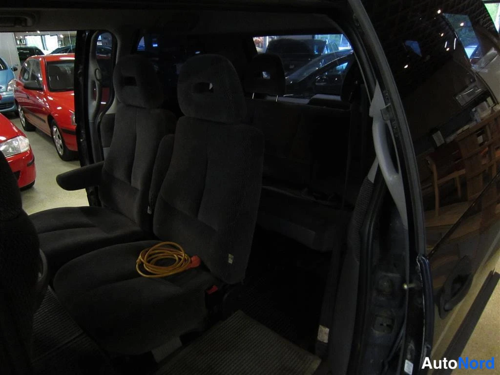 Sininen Chrysler Voyager 1997, takaistuimet, kuva 9