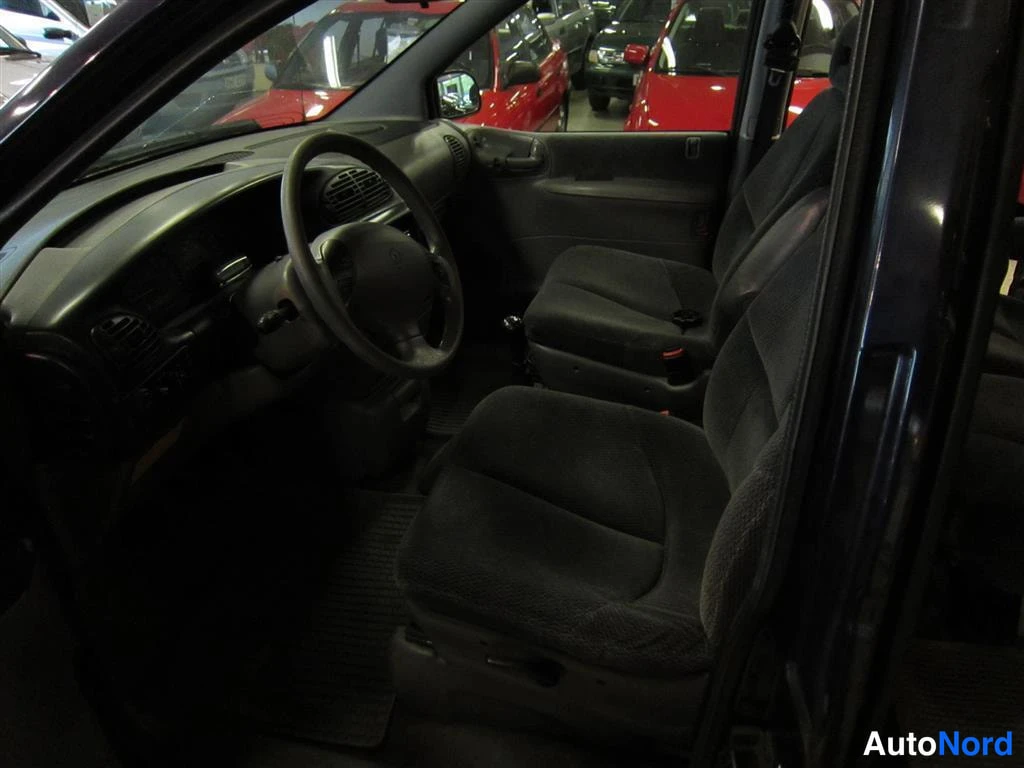 Sininen Chrysler Voyager 1997, ohjaamo, kuva 7
