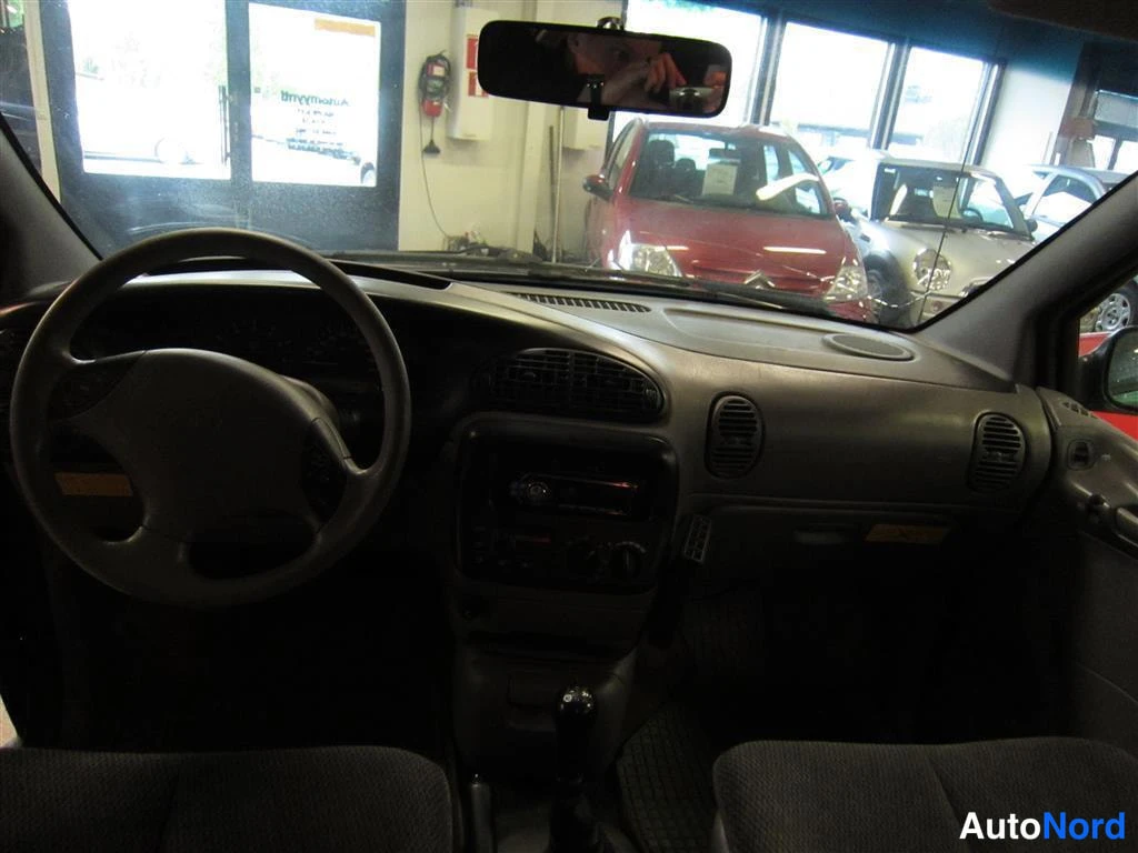 Sininen Chrysler Voyager 1997, ohjaamo, kuva 8