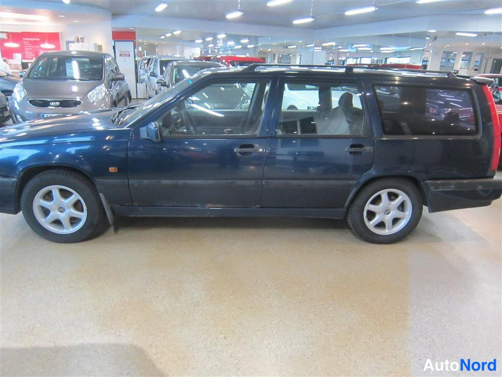 Sininen Volvo 850 1996, sivulta, kuva 3