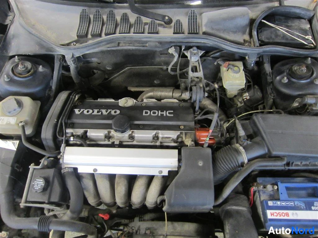 Sininen Volvo 850 1996, moottoritila, kuva 12