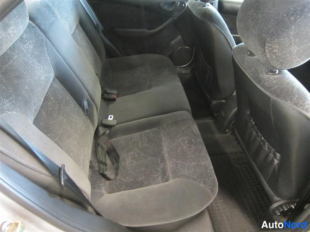 Harmaa Citroen Xsara 1998, takaistuimet, kuva 13