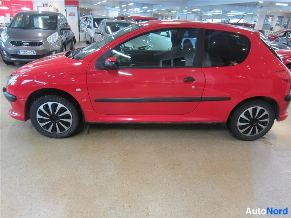 Punainen Peugeot 206 2001, sivulta, kuva 4