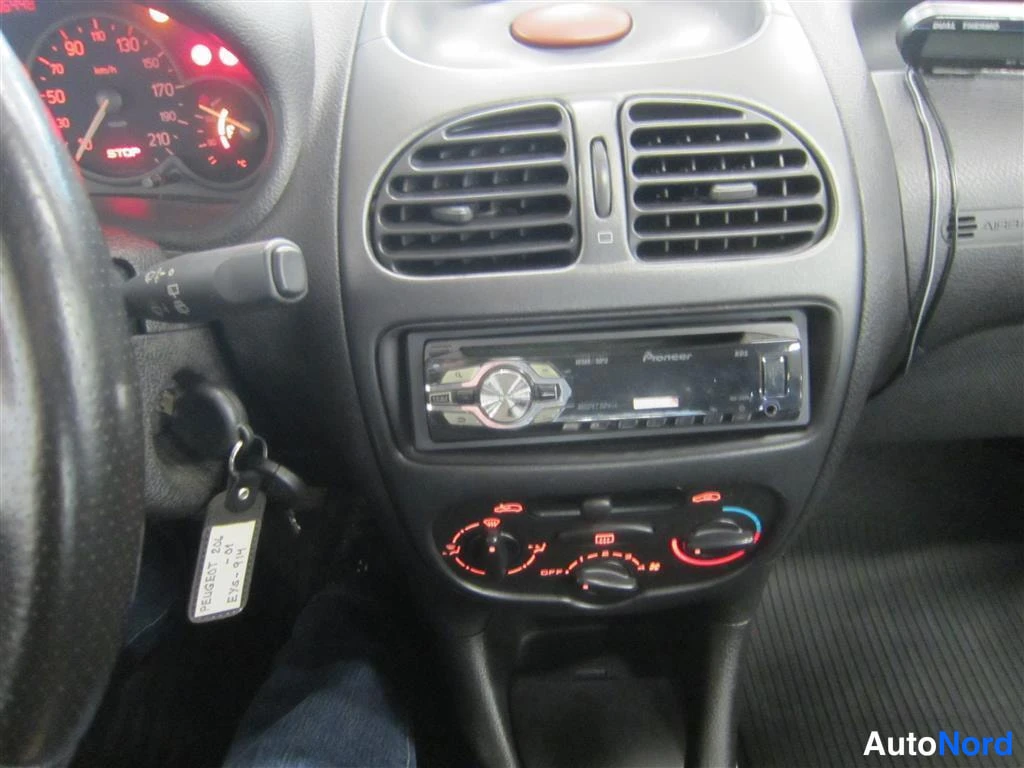 Punainen Peugeot 206 2001, yksityiskohta, kuva 16