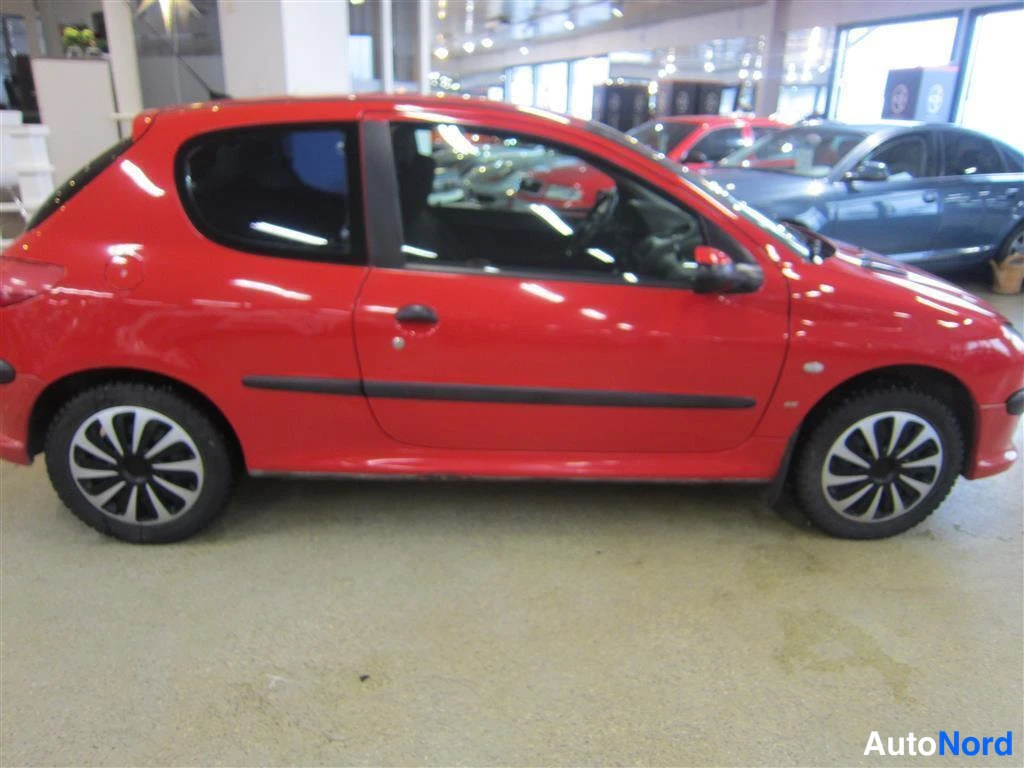 Punainen Peugeot 206 2001, sivulta, kuva 5