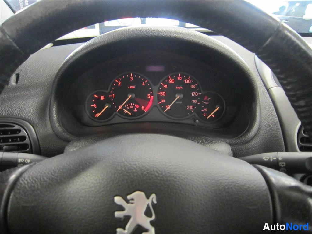 Punainen Peugeot 206 2001, kuva 18