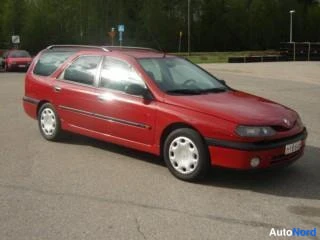 Punainen Renault Laguna 1999, etuviisto, keula oikealle, kuva 2