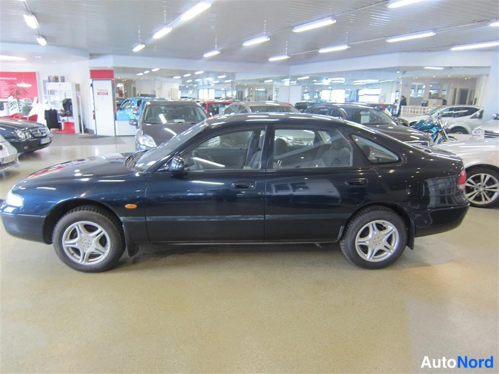 Vihreä Mazda 626 1997, sivulta, kuva 4