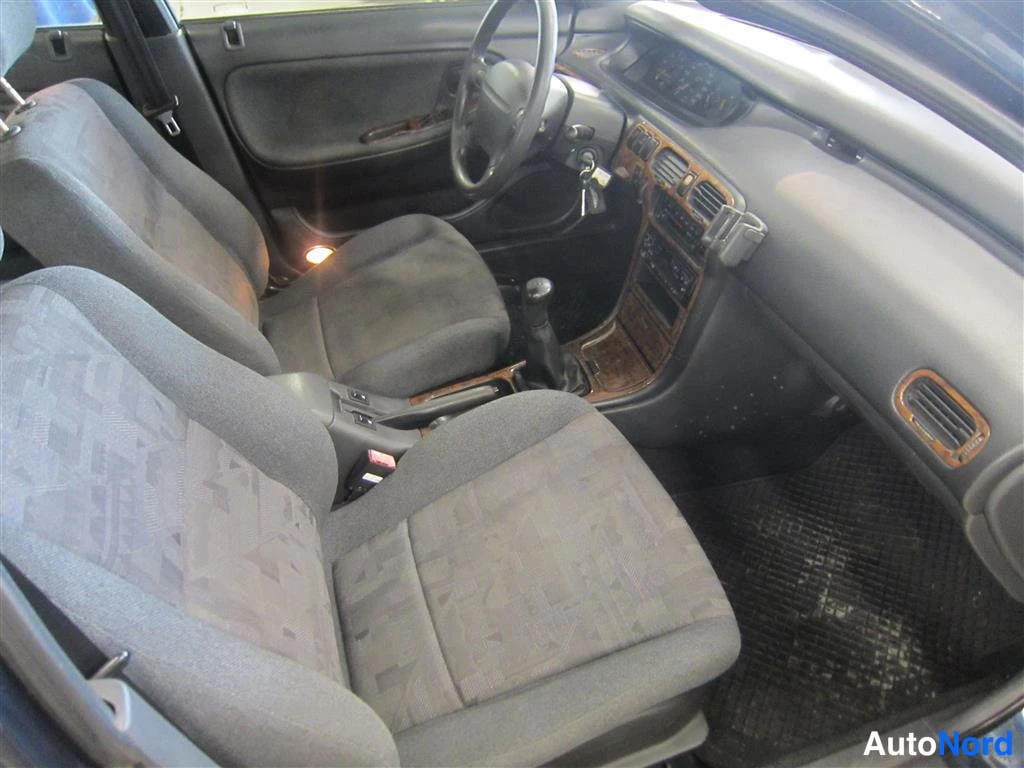Vihreä Mazda 626 1997, ohjaamo, kuva 7