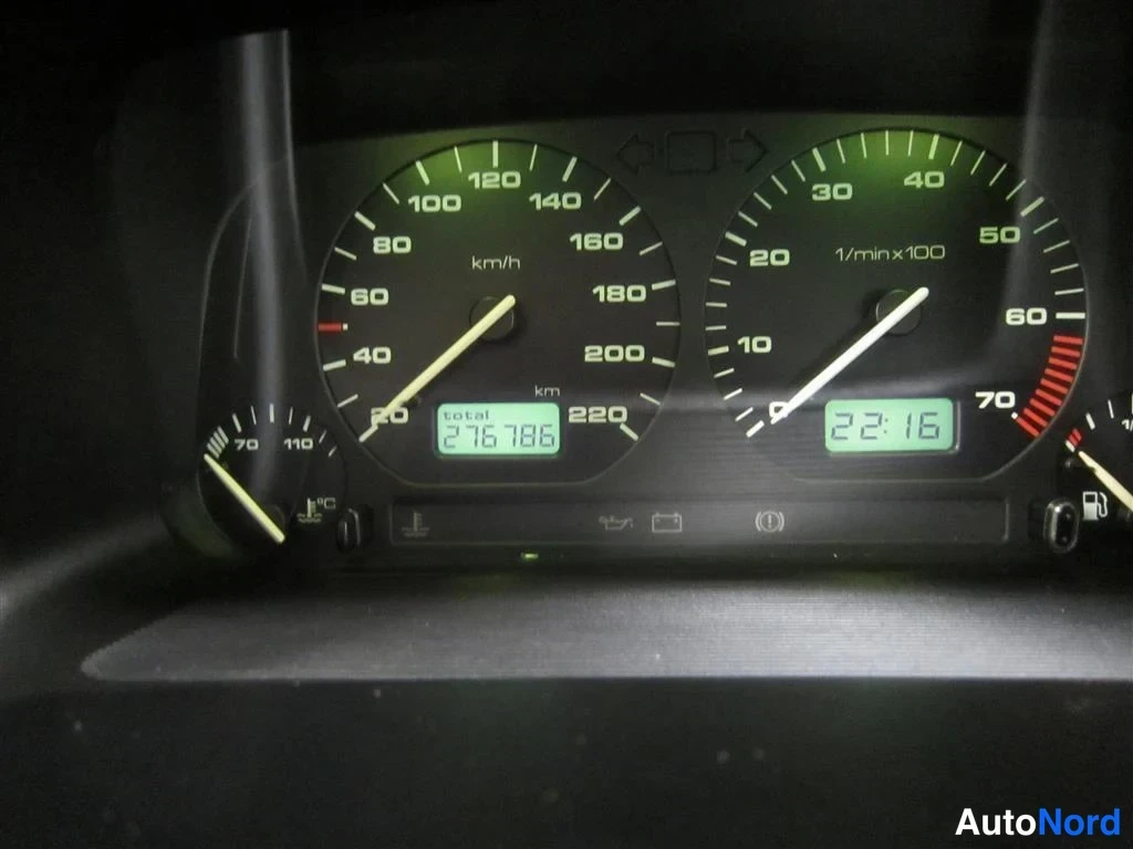 Sininen Volkswagen Golf 1994, yksityiskohta, kuva 16