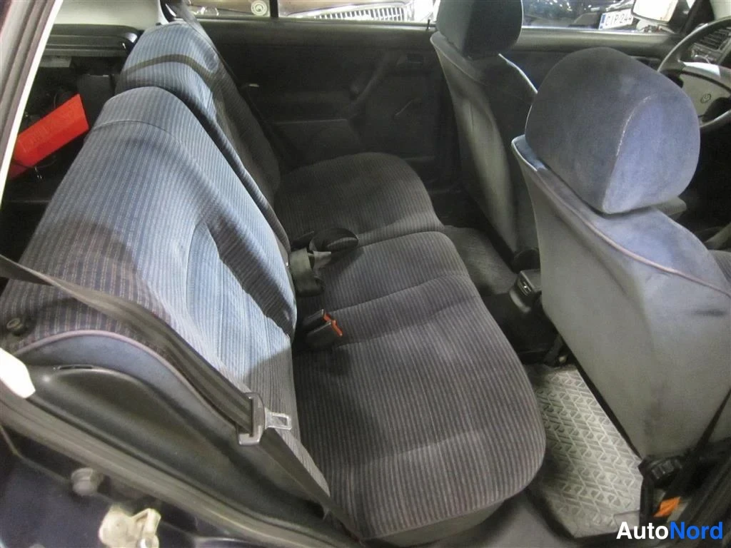 Sininen Volkswagen Golf 1994, takaistuimet, kuva 13