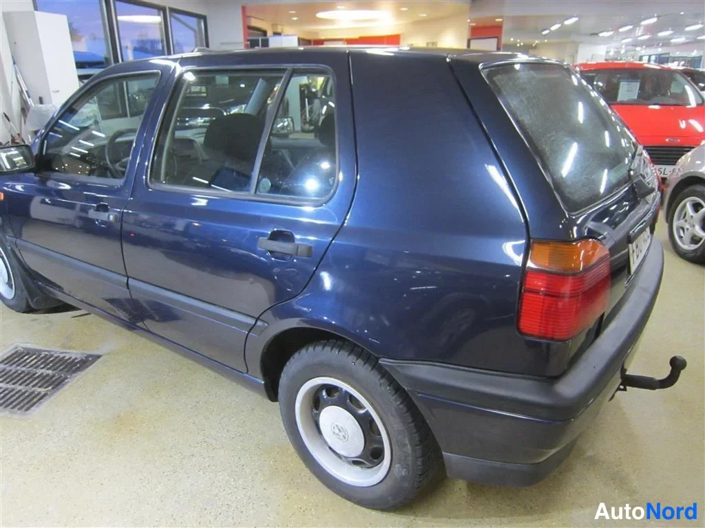 Sininen Volkswagen Golf 1994, takaviisto, kuva 6