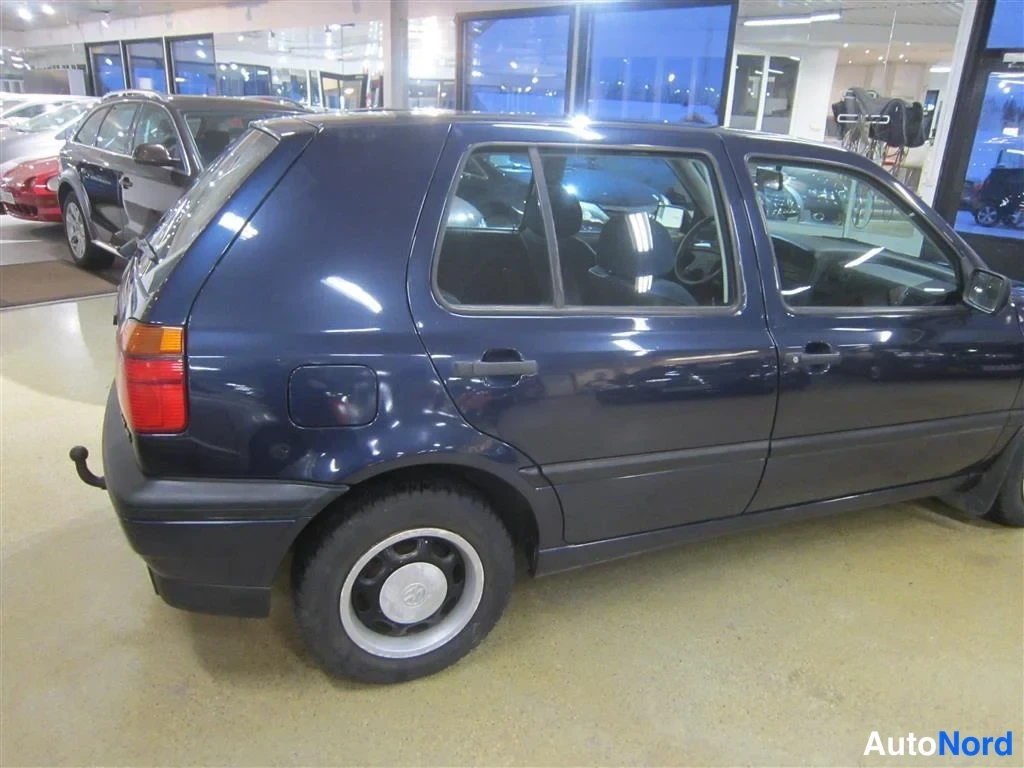 Sininen Volkswagen Golf 1994, takaviisto, kuva 7