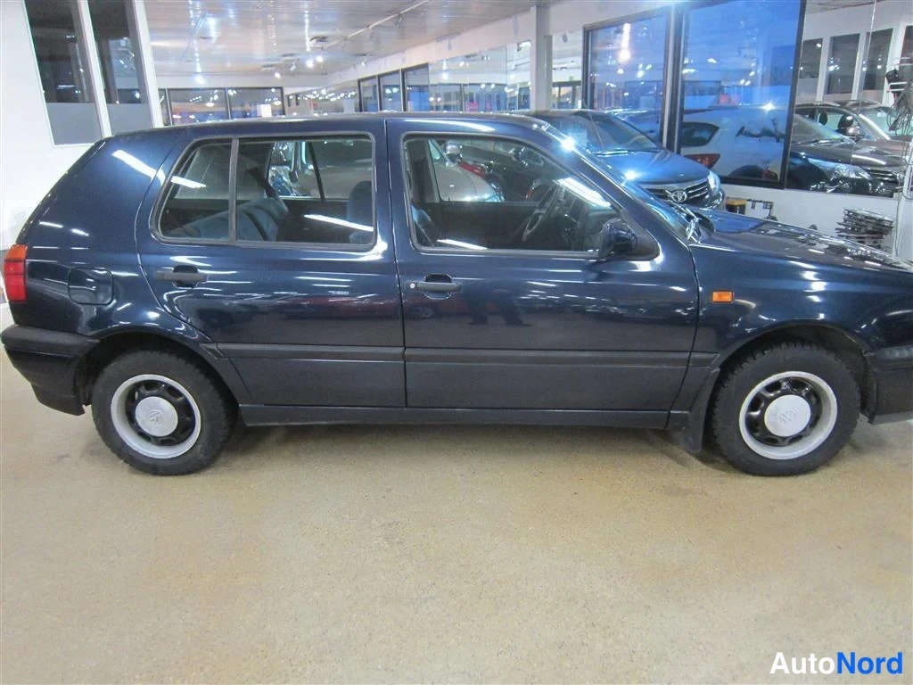 Sininen Volkswagen Golf 1994, sivulta, kuva 5